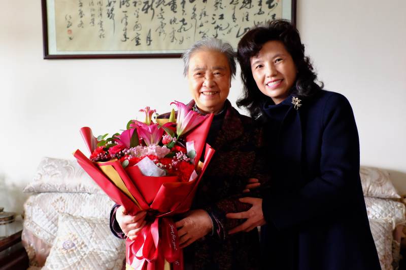 2党委书记文云英看望慰问原党委书记王慧才.jpg