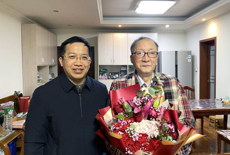 3党委副书记、院长文锋看望慰问原院长黄万品.jpg