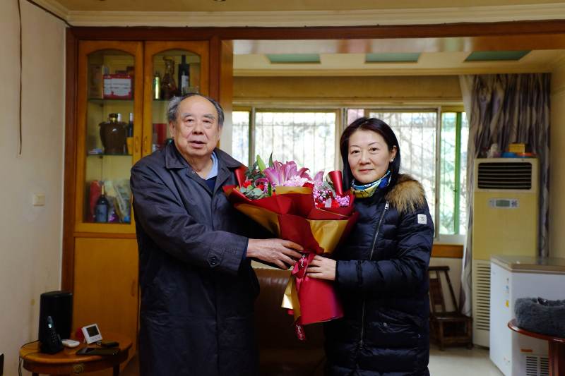 5党委副书记侯钫看望慰问原党委书记谭维明.jpg