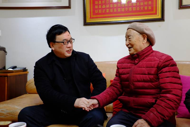 8党委副书记、纪委书记魏文彪慰看望慰问离休干部、原副院长陈光发.jpg