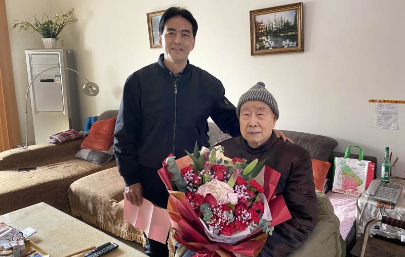 12党委常委雍敦全看望慰问离休干部岳中海.jpg