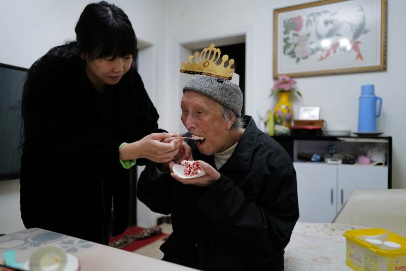 6.陈光新老人吃生日蛋糕.jpg