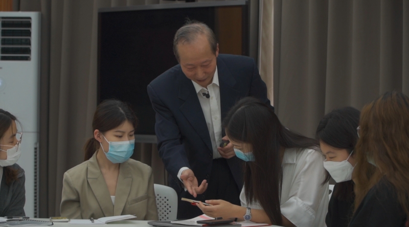 04刘老师和学生结对交流.jpg