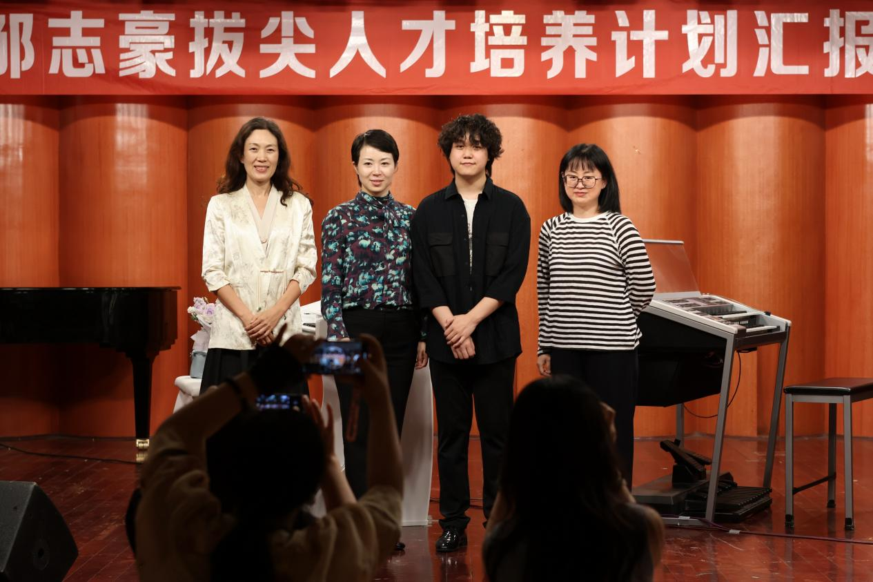 邹志豪电子管风琴独奏音乐会成功举办