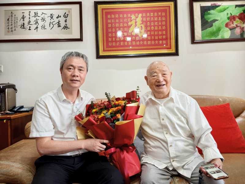 省纪委监委派驻川音纪检监察组组长、党委副书记、纪委书记唐勇看望99岁的南下厅级离休干部、党龄与共和国同岁的川音原党委副书记、副院长陈光发.jpg